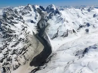 Requiem-in-Weiss_Bergsturz_Tschiervagletscher-Bernina_14.4.24_cgletscherbilder.ch-ChristineLevy-scaled-1-536x402