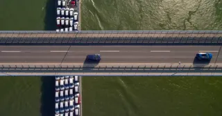 autotransportschiff-auf-der-donau